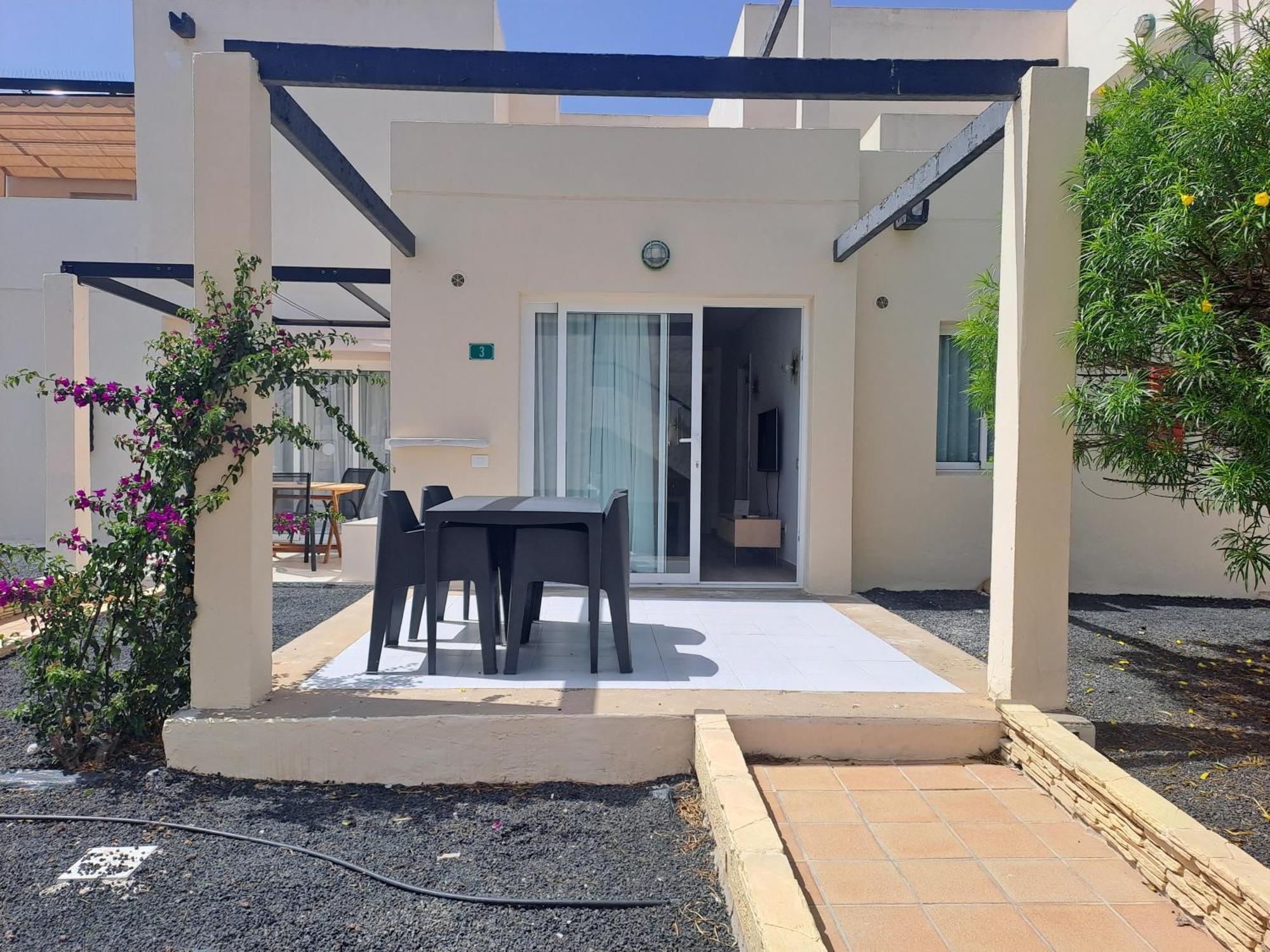 Homeforguest Apartamento Con Terraza Y Piscina En Коральео Экстерьер фото