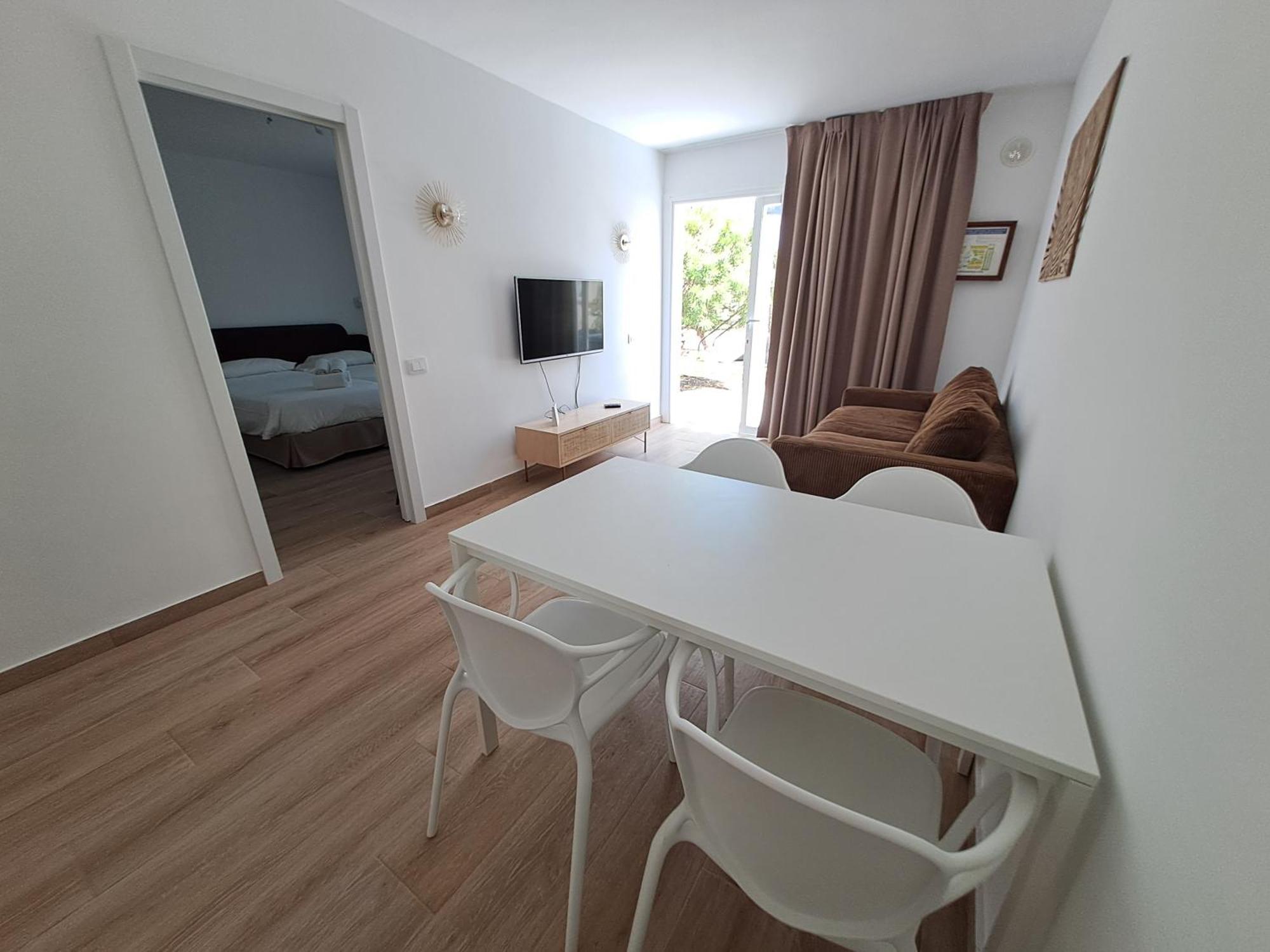 Homeforguest Apartamento Con Terraza Y Piscina En Коральео Экстерьер фото