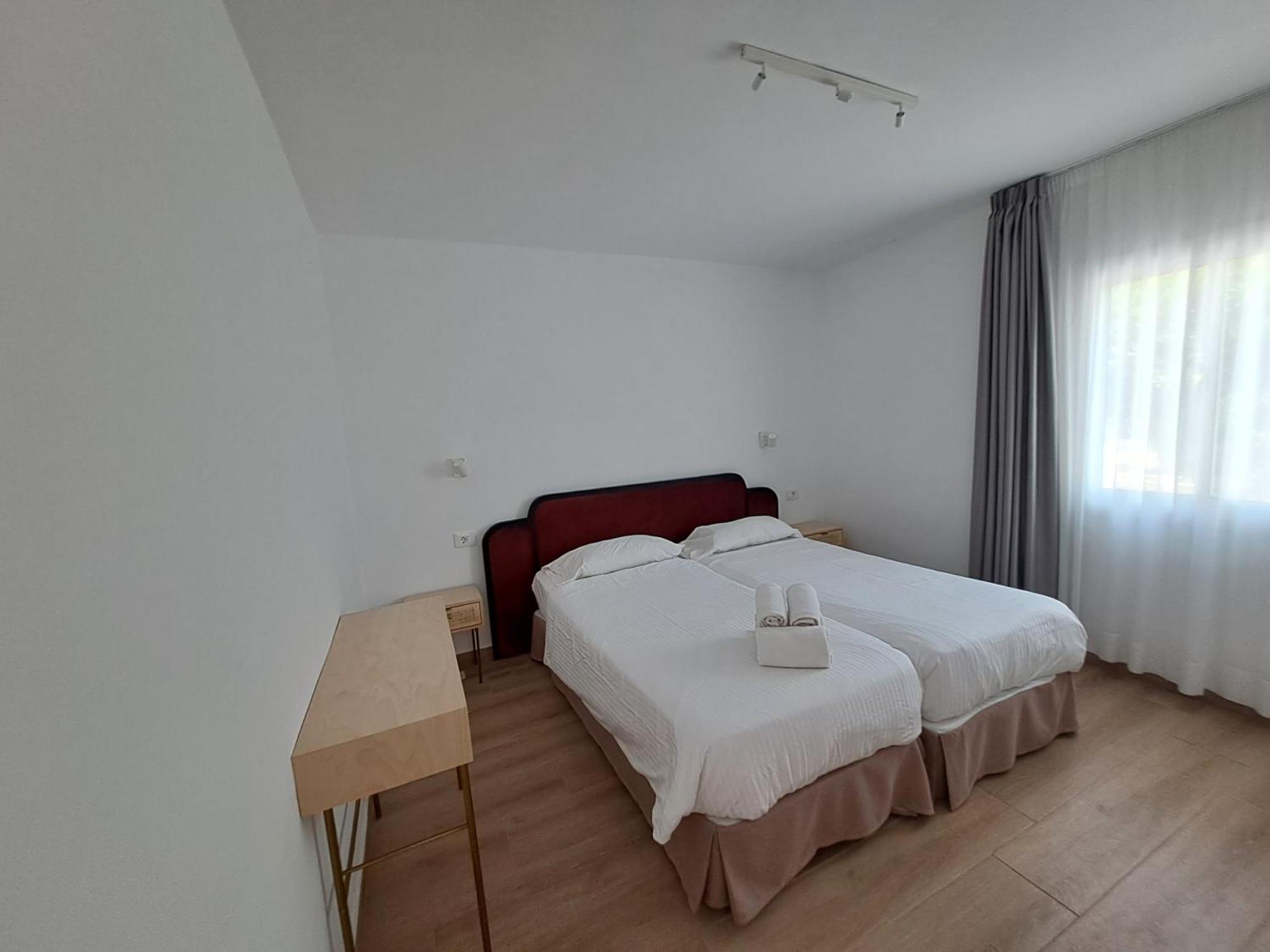 Homeforguest Apartamento Con Terraza Y Piscina En Коральео Экстерьер фото