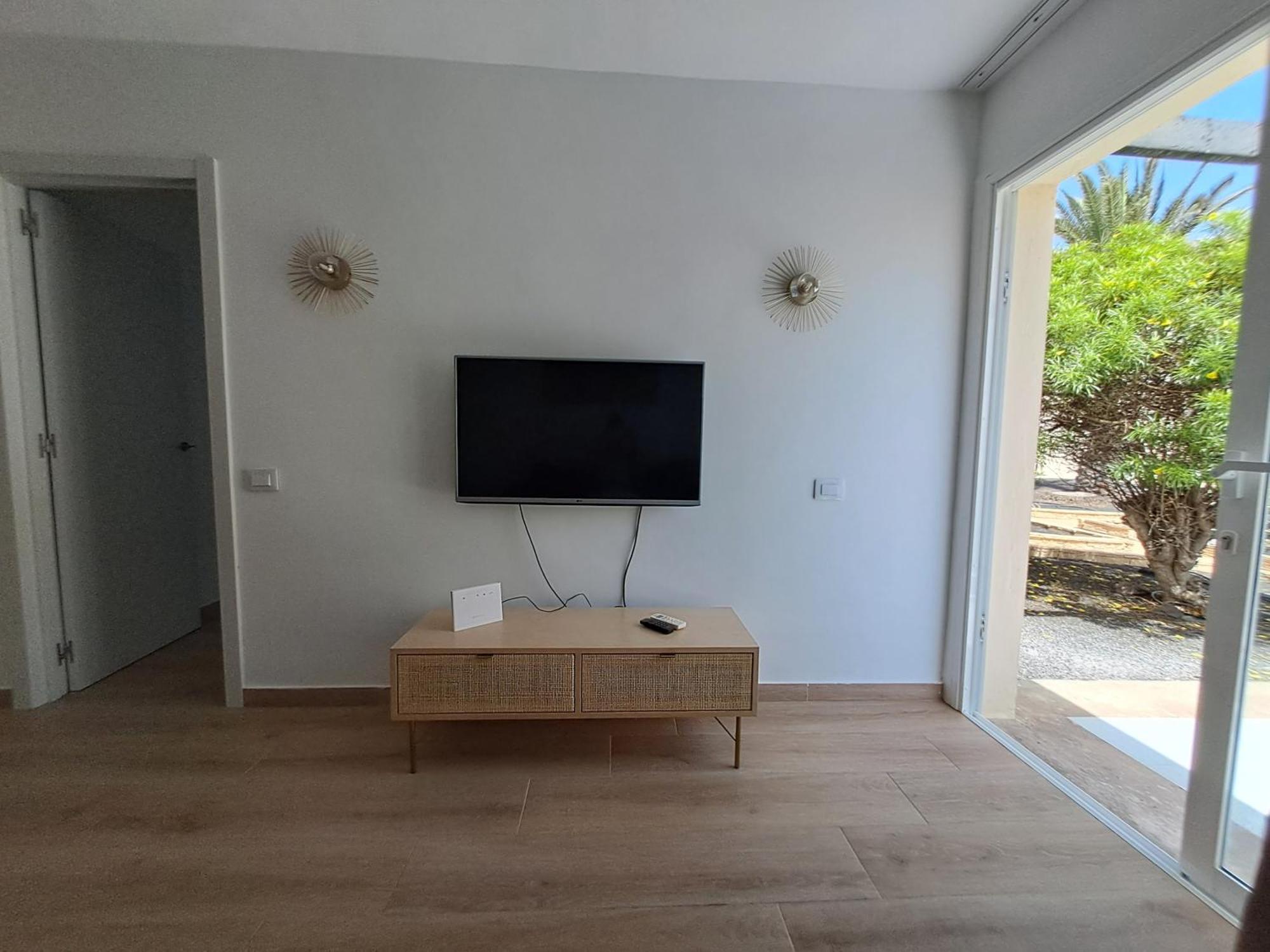 Homeforguest Apartamento Con Terraza Y Piscina En Коральео Экстерьер фото